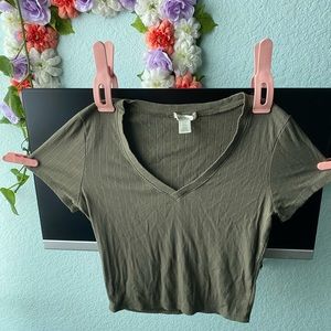 cropped v neck army green tee